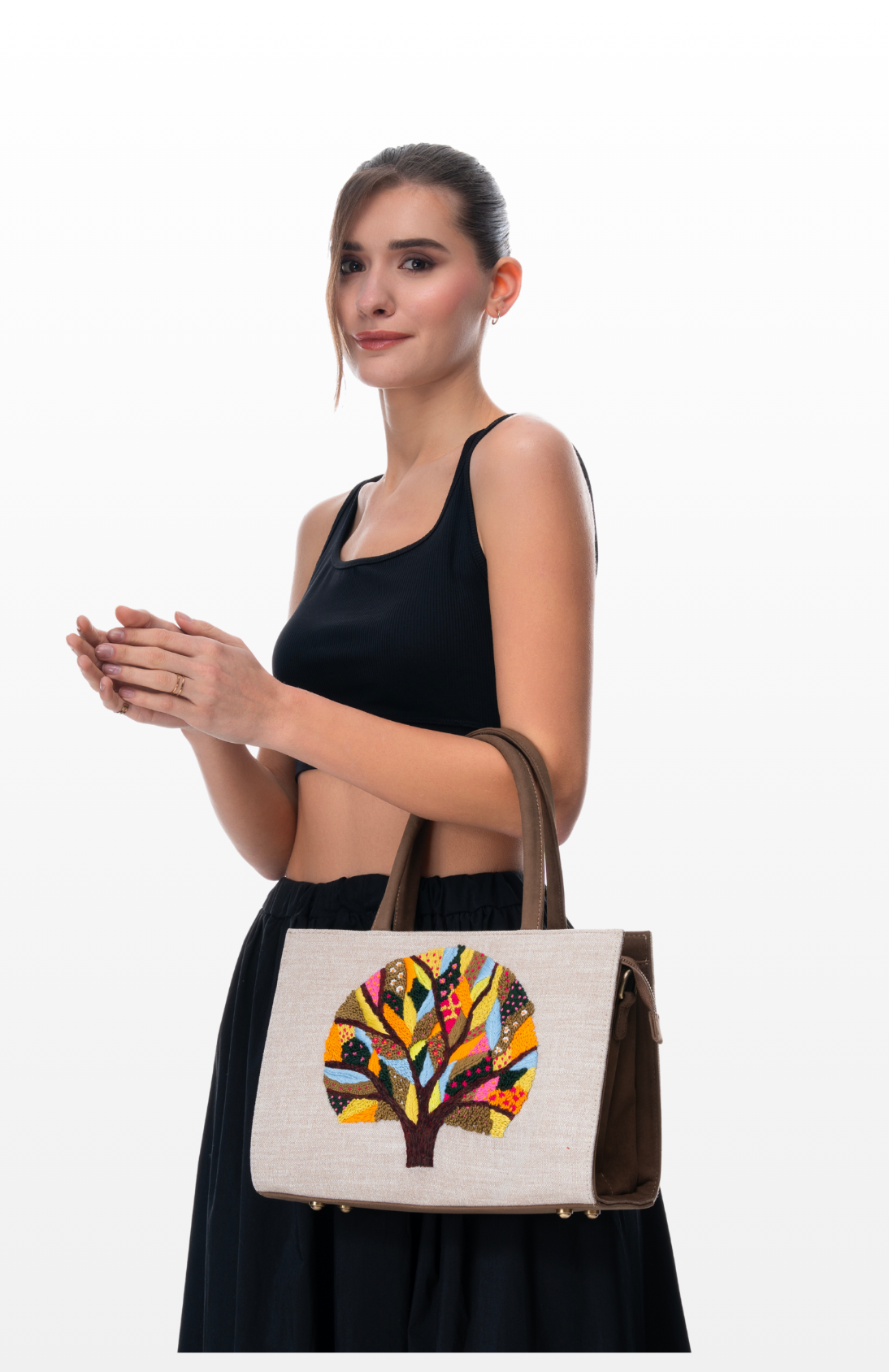 Woman carrying a Harmony in Roots tote bag by the brand Story of Strings.